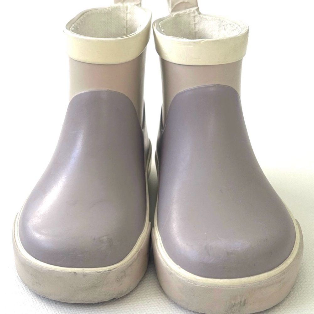 H&M girl’s Rain & Snow Boots Minimalist Design.  Size 4.5 US-18/19 EU.